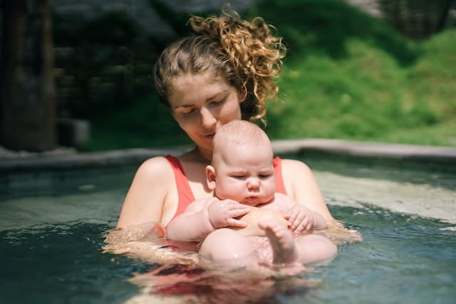 Les bébés et toutes les personnes fragiles peuvent des problèmes de peau ou respiratoires en présence d'algues dans la piscine